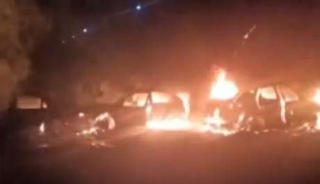 Criminosos colocam fogo em carros para impedir ação da polícia Criminosos colocam fogo em carros para impedir ação da polícia