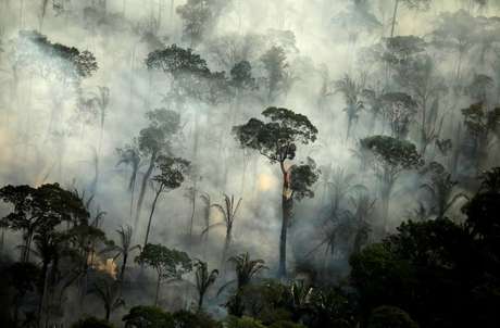 Fumaça de incêndio na Floresta Amazônica perto de Porto Velho 10/9/2019 REUTERS/Bruno Kelly