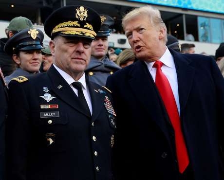 Trump e o general Mark Milley na Filadélfia 8/12/2018    REUTERS/Jim Young