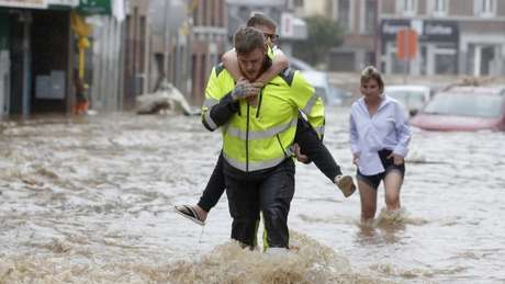 Em Verviers, na Bélgica, as pessoas não tiveram escolha a não ser passar pelas ruas inundadas