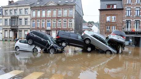 Após as enchentes em Verviers, vários carros acabaram empilhados