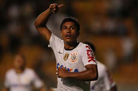 Mesmo após negociação frustrada, Corinthians parabeniza Paulinho 