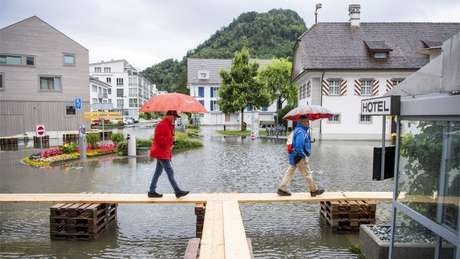 Em Stansstad, na Suíça, pontes improvisadas foram instaladas sobre ruas inundadas.