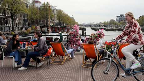 Holanda precisou voltar a impor restrições à ocupação de restaurantes e bares
