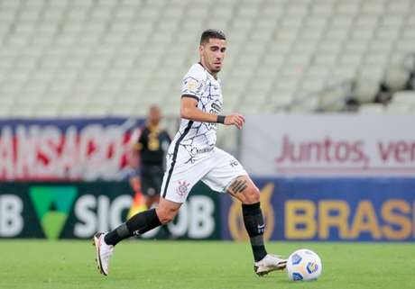 Em nova posição, Gabriel é líder de desarmes no brasileiro dentro da equipe do Corinthians  