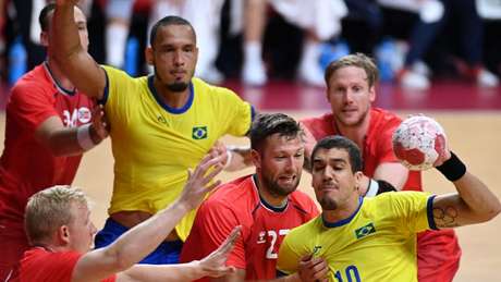 Brasil é derrotado pela Noruega por 27 a 24 em sua estreia no handebol masculino (Daniel LEAL-OLIVAS / AFP)