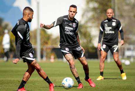 Jogadores do Corinthians vão a campo, academia e sala de preleção em treino visando o Cuiabá