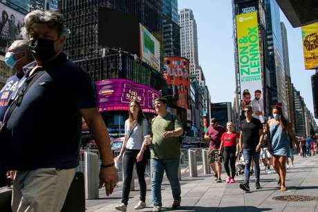 Pessoas usam máscaras na Times Square, enquanto os casos da variante Delta do coronavírus continuam aumentando na cidade de Nova York, EUA 23/07/2021 REUTERS/Eduardo Munoz/Foto de arquivo