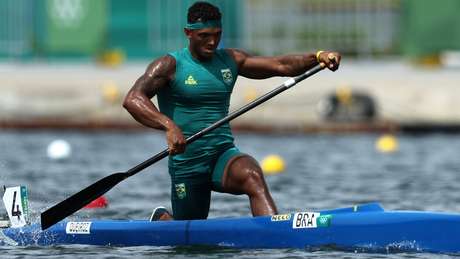 Isaquias Queiroz rema na semifinal na qual terminou como líder e avançou à decisão por medalhas