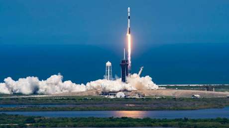 Falcon 9 launches Starlink satellites 