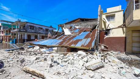 Paredes destruídas de edifício que caiu Paredes destruídas de edifício que caiu