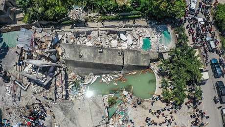 Imagem aérea mostra destruição de um bloco inteiro Imagem aérea mostra destruição de um bloco inteiro