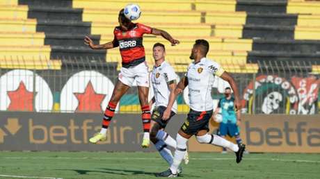 Cabeçada certeira de Bruno Henrique (Foto: Marcelo Cortes / CRF)