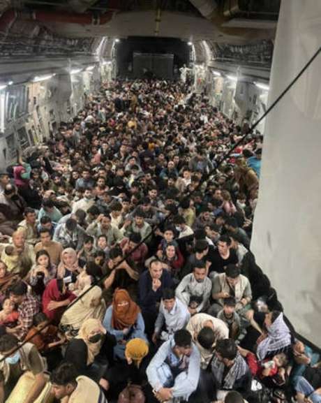 Foto de avião militar dos EUA mostra drama do êxodo afegão 1906311726 459150d78a459790446da401d60cbdb8 - Foto de avião militar dos EUA mostra drama do êxodo afegão