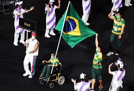 Os porta-bandeiras do Brasil foram Petrúcio Ferreira, do atletismo e Evelyn Oliveira, da bocha.