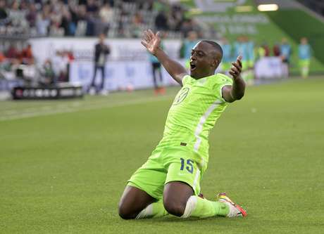 Jerome Roussillon feiert nach dem Siegtreffer für Wolfsburg