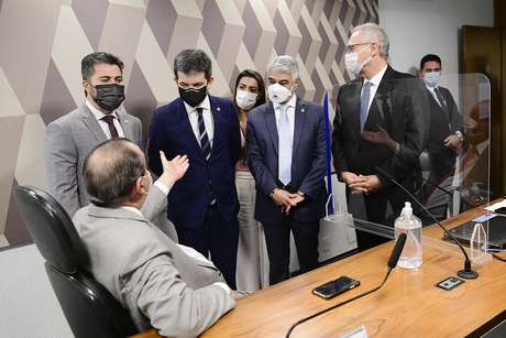 Marcos Rog&eacute;rio, Omar Aziz, Randolfe Rodrigues, Humberto Costa e Renan Calheiros durante intervalo da CPI