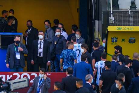 Momento em que jogadores da Argentina deixam o campo em jogo paralisado na Arena Corinthians pelas Eliminatórias da Copa do Mundo 2022