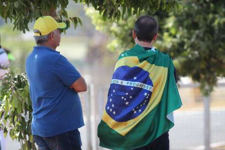Movimentação de apoiadores do presidente Jair Bolsonaro (sem partido) diante do Palácio da Alvorada, em Brasília João Gabriel Alves Enquadrar Estadão Conteúdo