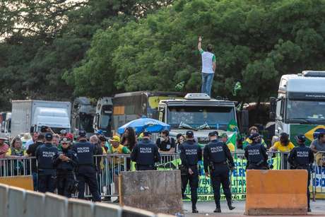 Caminhoneiros j bloqueiam estradas em 8 estados pelo Pas