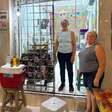São João de Caruaru faz até salão de beleza virar lanchonete por renda extra