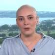 Jornalista em luta contra câncer surge careca na TV: 'Não é força, é necessidade'