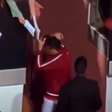 Djokovic é atingido por garrafa na cabeça ao dar autógrafos em Roma