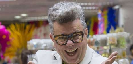 Pós-doutor, carnavalesco e youtuber: conheça Milton Cunha