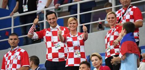 Presidente da Croácia faz sucesso misturada a torcedores na Copa e pagando o próprio ingresso