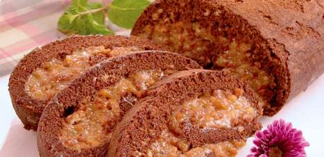 Rocambole de amendoim para um café da tarde delicioso