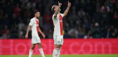 Anthony marca, Ajax goleia Borussia e fica perto das oitavas