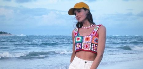 Camila Queiroz mostra como usar peças de crochê com estilo