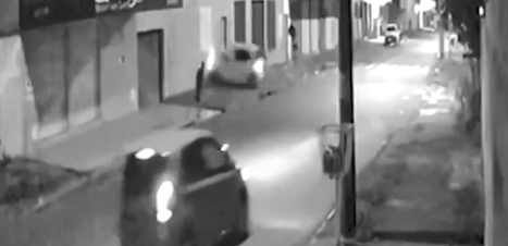 Vídeo mostra homem escapando por pouco de atropelamento