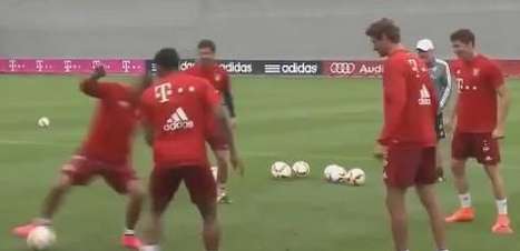 Vidal vai para o "bobinho" em primeiro treino pelo Bayern
