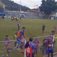 Jogadores pulam alambrado e partem para cima de torcedores após rebaixamento