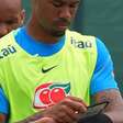 Jogadores da Seleção Brasileira usam munhequeira ao estilo NFL em treino