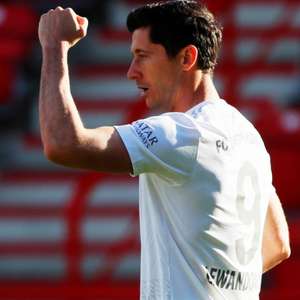 Lewandowski marca, Bayern vence e mantém folga na liderança