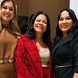 Mãe de Marília posa sorridente em evento após perder guarda do neto