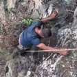 Homem cai ao fazer selfie e fica mais de 11 horas preso à beira de precipício