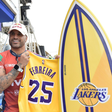 Em Saquarema, surfistas brasileiros recebem 'mimos' de equipe de basquete da NBA