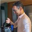 César Tralli mostra o que leva na marmita para plantão na Globo durante as eleições