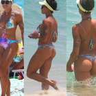 De maiô fio-dental, Aline Riscado exibe boa forma na praia