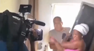 Repórter tenta fazer surpresa e derruba porta em cima de entrevistada; veja vídeo