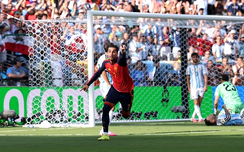 Ferran Torres comemora gol da Espanha