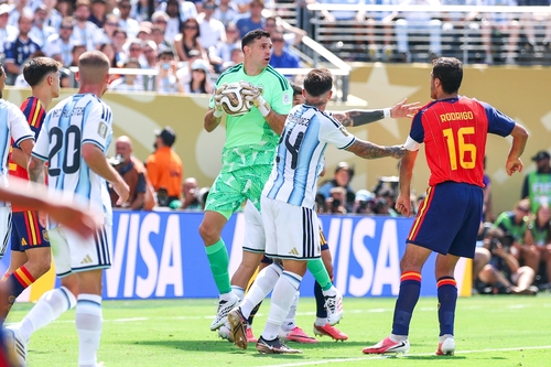 Dibu Martínez faz defesa contra a Espanha
