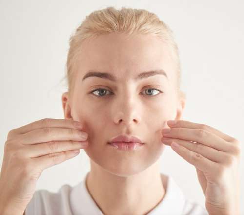 Academia facial: 10 exerc&iacute;cios para deixar o rosto firme e jovem