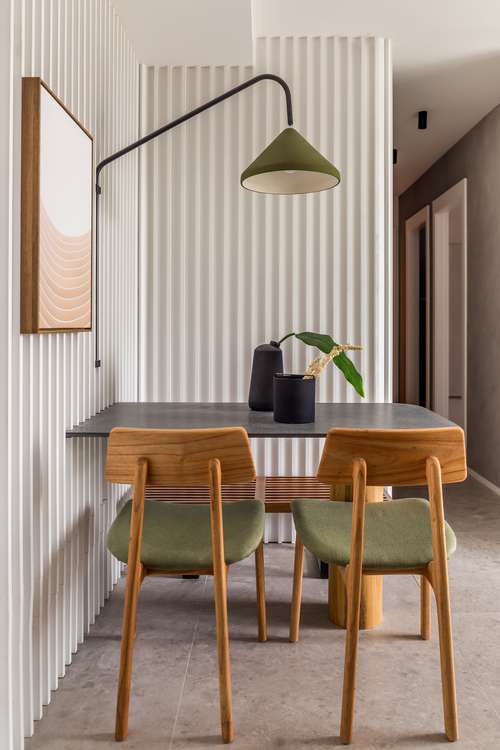 Urbano e natural: apê de 55m² aposta em marcenaria e paleta de