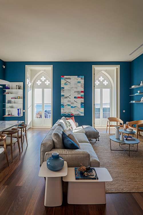 Apê em Portugal ganha reforma com décor contemporâneo e tons azuis