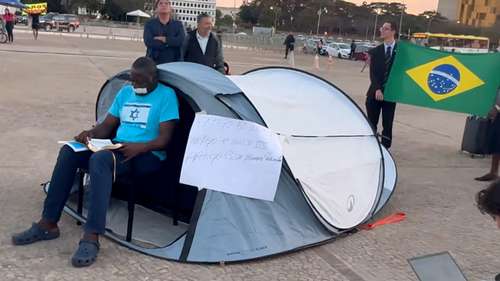 Deputado bolsonarista protesta em frente ao STF com jejum e fita na boca