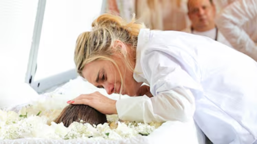 Especialista analisa ato de Carolina Dieckmann no velório de Preta Gil:  'Lágrimas''